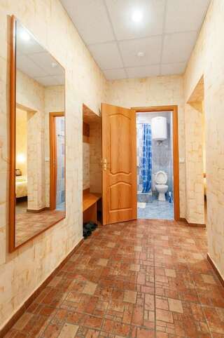 Гостевой дом Старый Псков Псков Стандартный четырехместный номер с собственной ванной комнатой-4